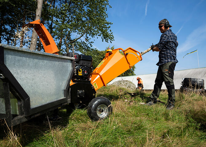Flismaskin och gårdsvagn