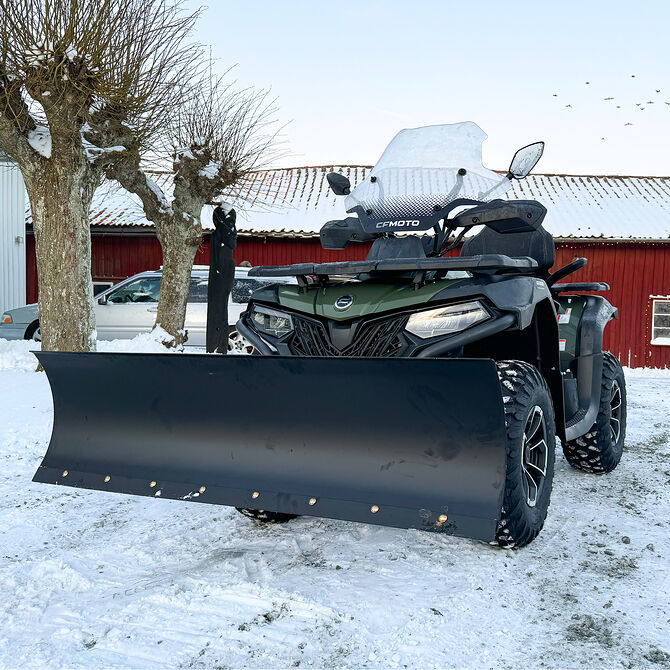 Traditonella redskap, som plog