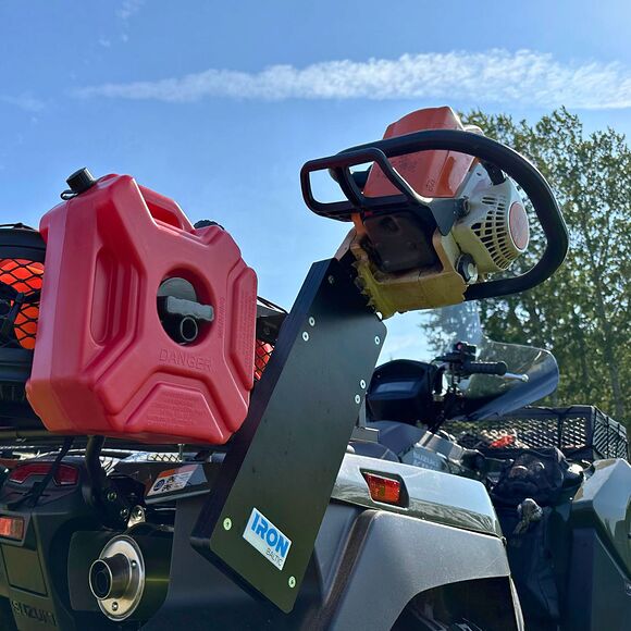 Iron Baltic (IB) Motorsågshållare För ATV