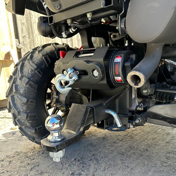 Iron Baltic (IB) Vinschfäste Bak med 2 Tums Dragkroksfäste Polaris